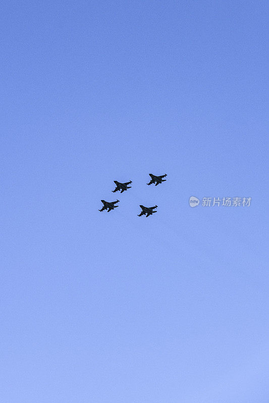 F-16猎鹰战斗机在半空中编队飞行