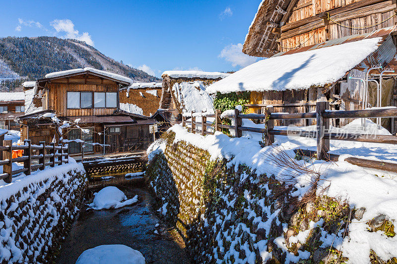 白川村有白雪和大桥，是日本冬季最适合旅游的地方