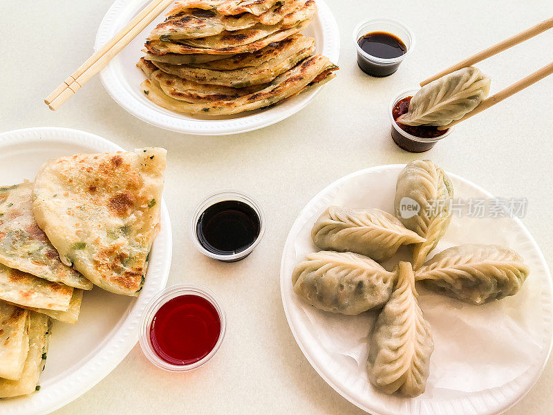 韭菜素煎饼和辣椒油饺子