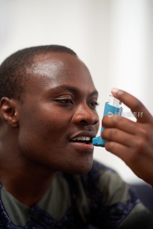 年轻的非裔美国人正在使用哮喘吸入器