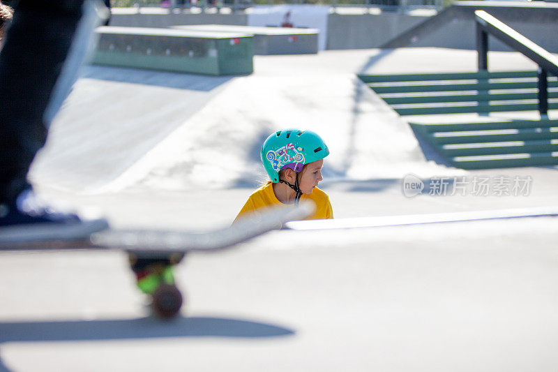 年轻的女孩滑板在滑板公园