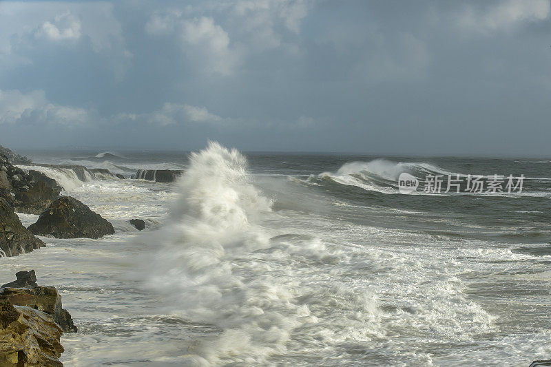 加利福尼亚海岸附近汹涌的海浪