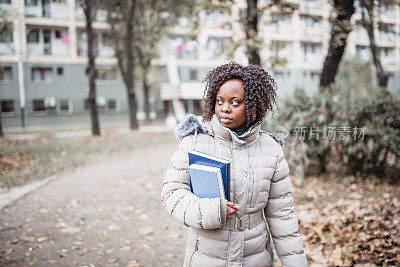 非洲女学生在大学校园前的肖像