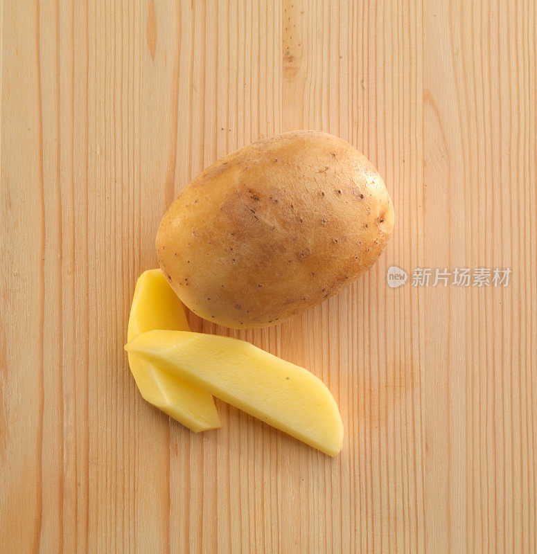 新鲜的有机土豆木质背景。