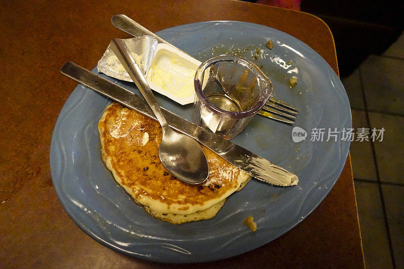 餐后的菜肴和剩下的煎饼