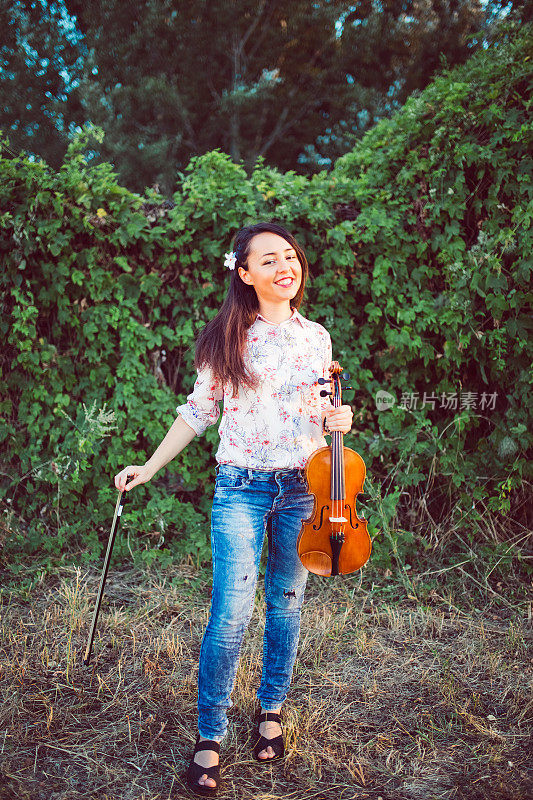 大自然中的少女小提琴家