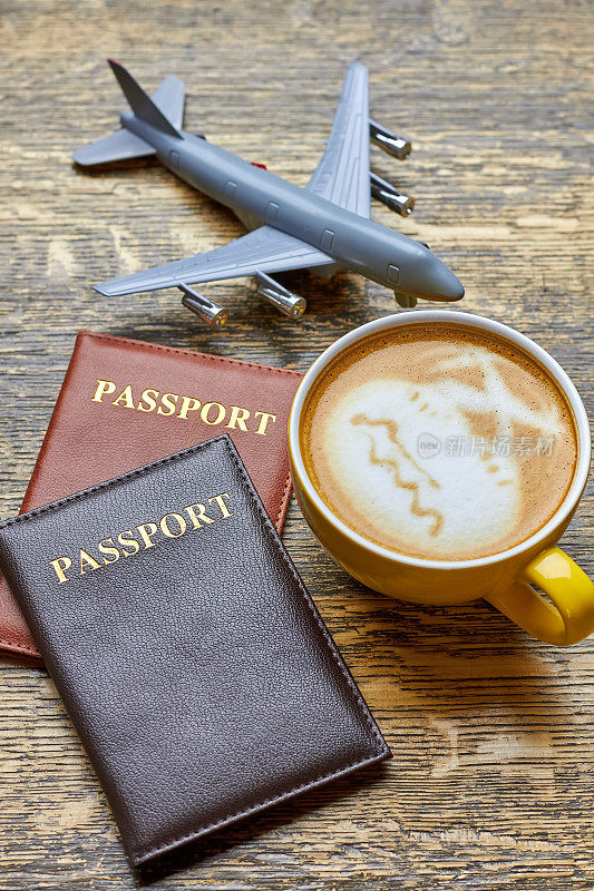 咖啡、护照和玩具飞机。