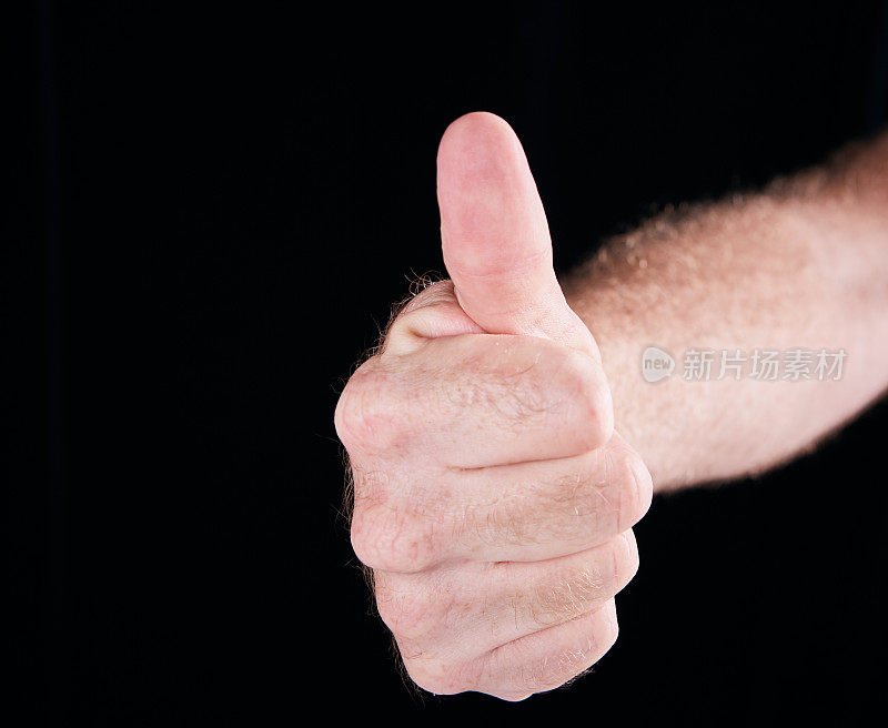 伸出一只手，做出赞许的“竖起大拇指”的手势