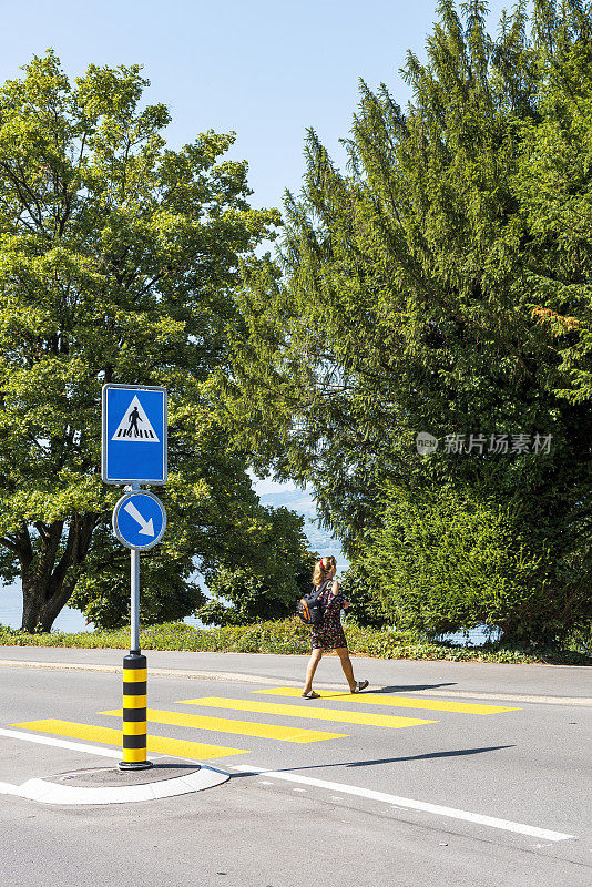 在瑞士楚格州，一名年轻的女游客正穿过人行横道