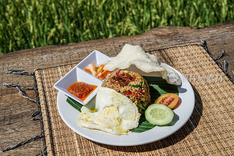 传统炒饭与稻田的背景