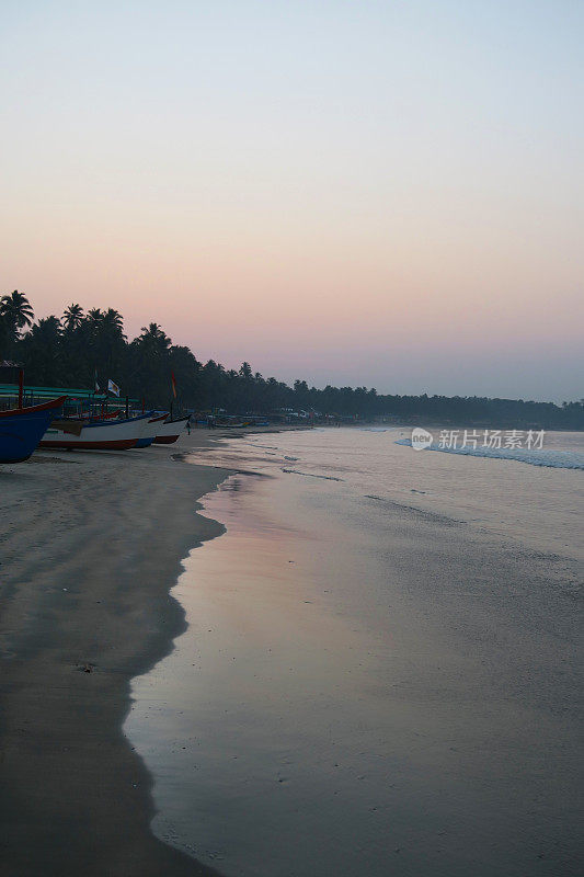 图片日出和热带印度海岸线在Palolem海滩度假，印度果阿，阳光，大海和沙子