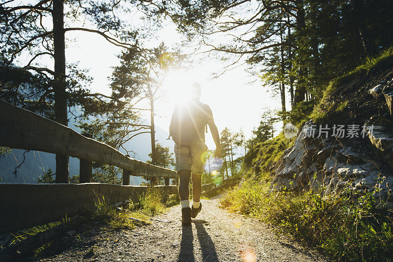 老人在山林中徒步旅行