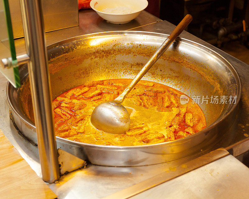 大锅配亚洲咖喱汤和勺子