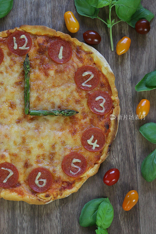 3点，在意大利披萨餐厅为孩子们准备的生日派对食物餐的儿童披萨时钟
