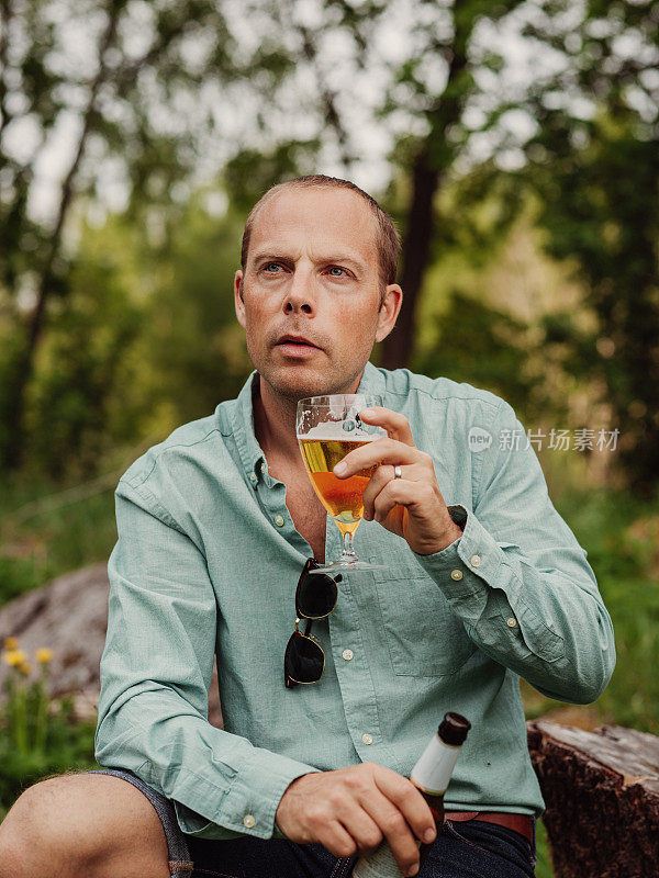 夏天在户外喝啤酒的男人