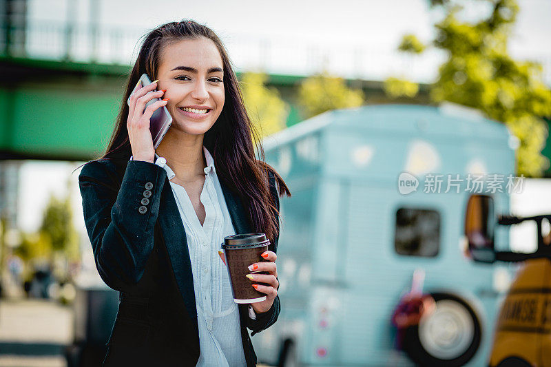 一位年轻的女商人正在讲电话