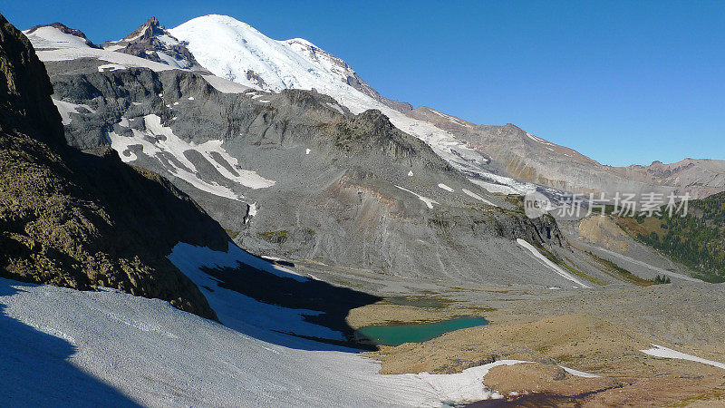 雷尼尔山和小Tahoma峰