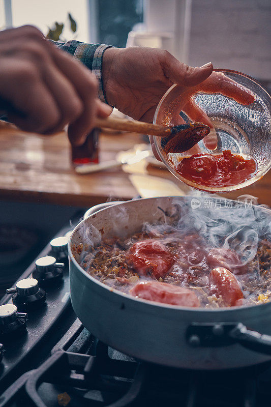 在家庭厨房里准备意大利肉酱面