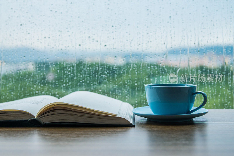 下雨天，咖啡和书放在桌上