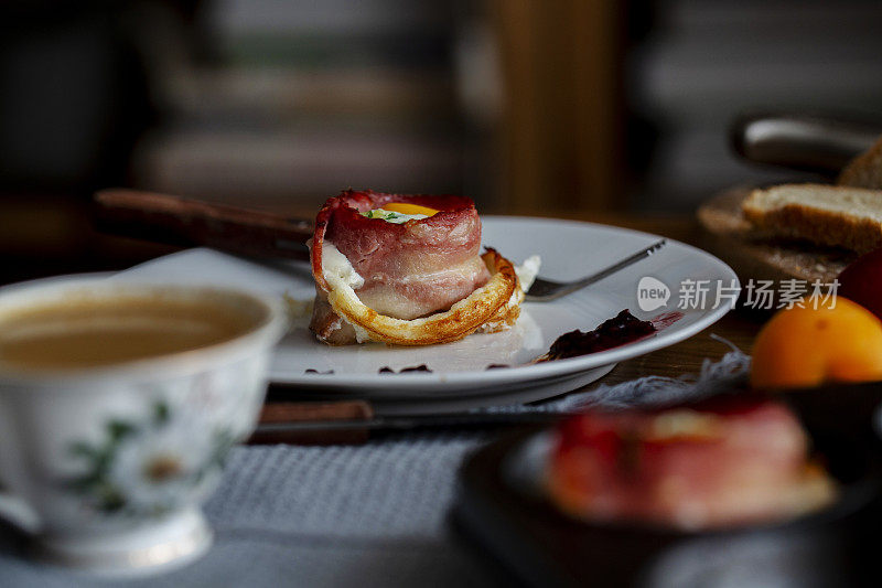 自制健康早餐:培根卷，鸡蛋和蔬菜碎