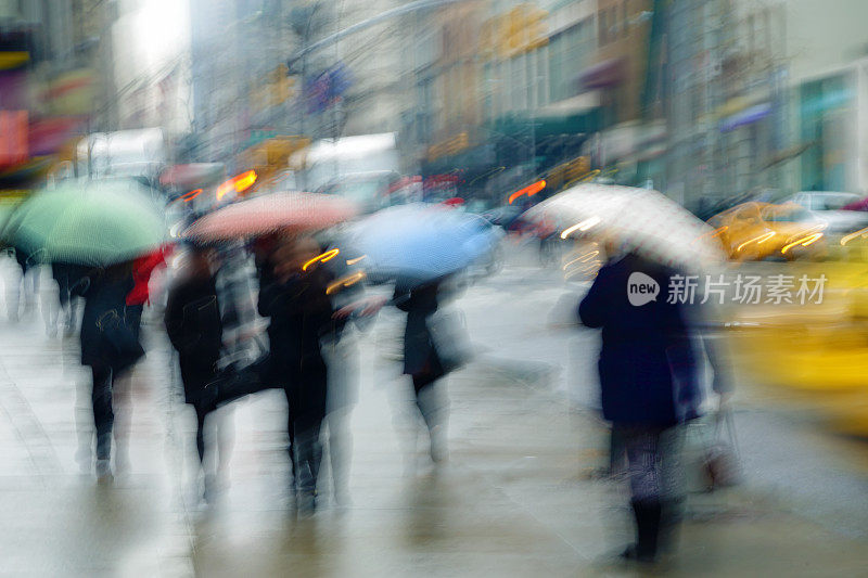 下着雨，曼哈顿繁忙街道上模糊的行人