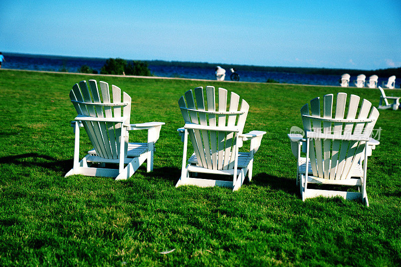 阿迪朗达克椅子排列整齐，眺望美丽的休伦湖