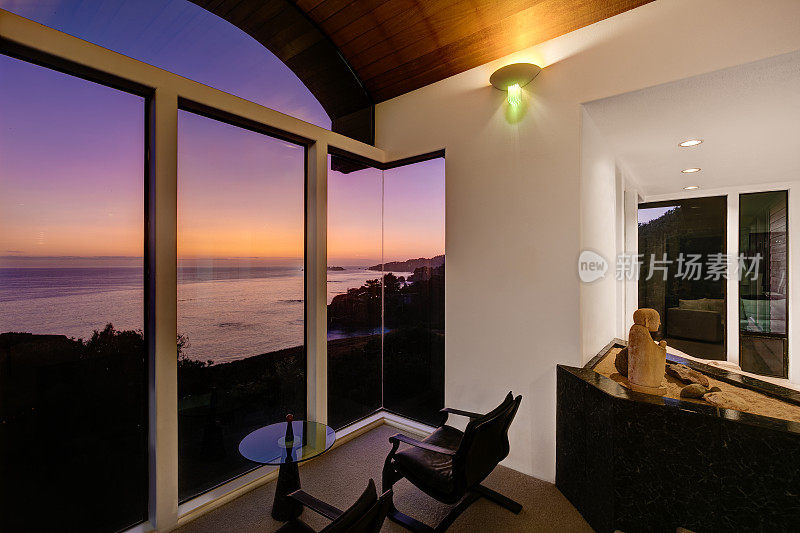 建筑风格:日落时分的客厅，位于加州海边