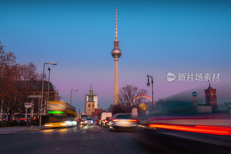 蓝时，柏林的城市灯光
