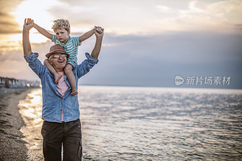 爷爷和孙子在海滩上