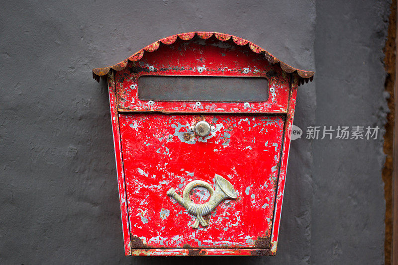 冰岛:灰色墙上的旧红色邮箱