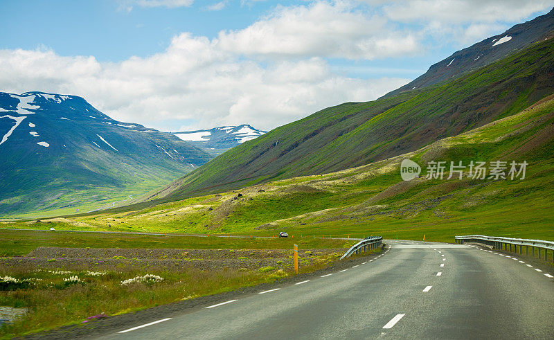 冰岛北岸公路上的美丽景色，冰岛夏季旅游概念