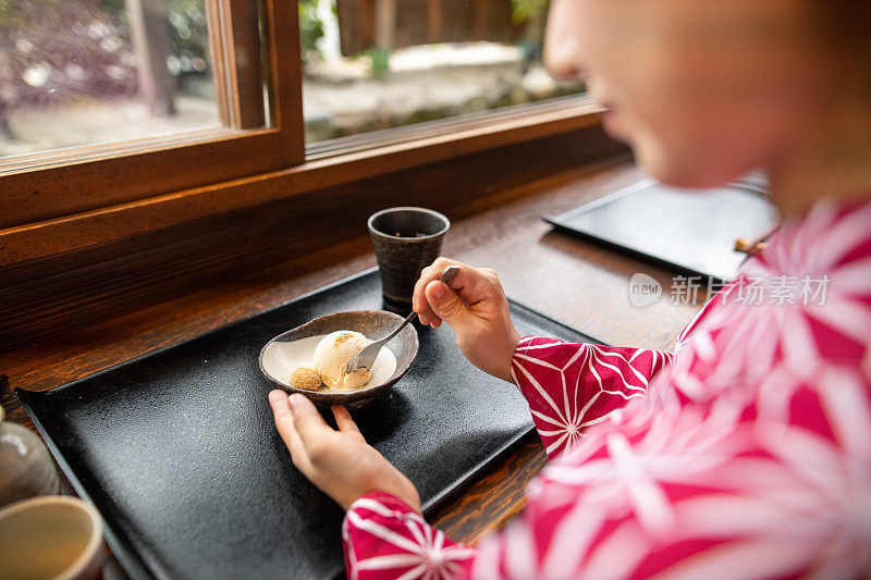 年轻女子在yukata吃冰淇淋午餐后，在日本餐厅