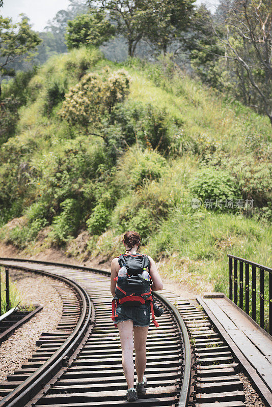 在斯里兰卡独自旅行的女性背包客