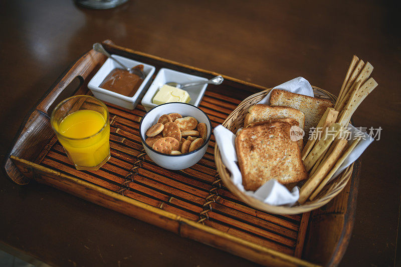 早餐托盘橙汁，烤面包和饼干