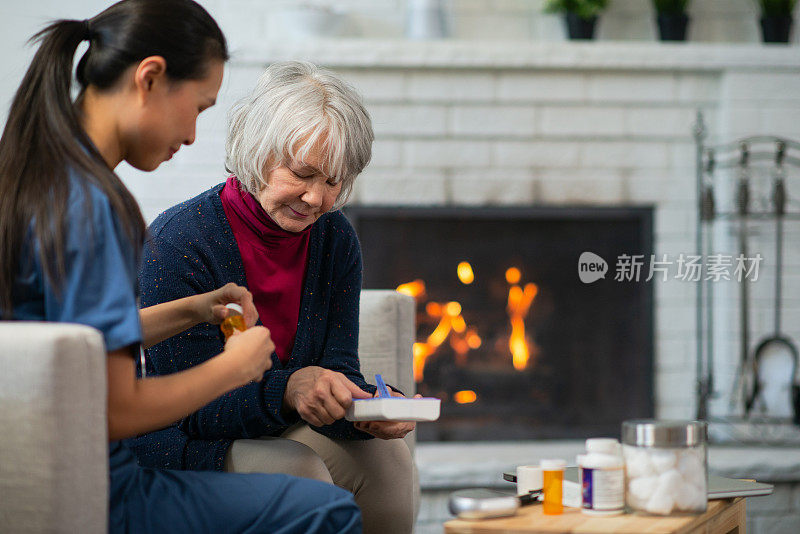 家庭护理护士探望老年妇女库存照片