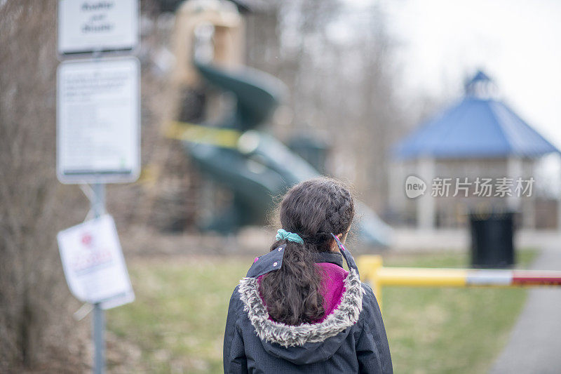 小女孩参观封闭的公园。