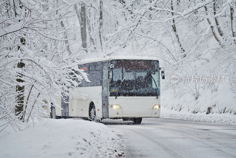 雪山路上的白色巴士