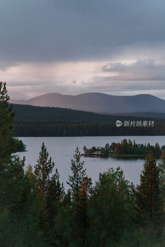 日落时的湖景