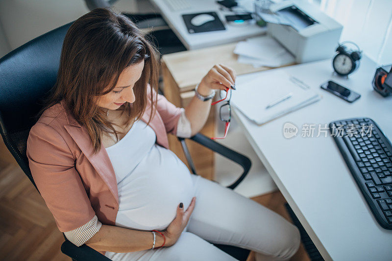 怀孕的女商人在办公室工作