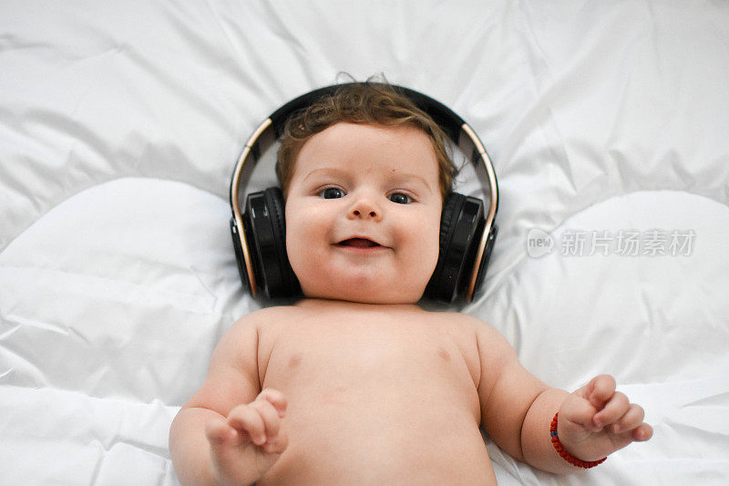 宝宝戴着耳机听音乐