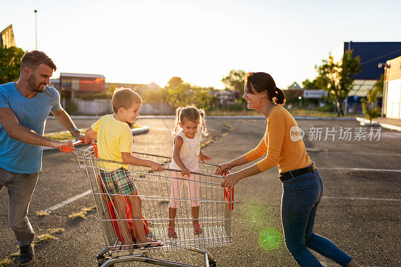 一家人在杂货店购物后玩