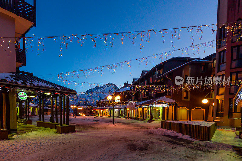 阿尔卑斯山村庄的夜生活，传统的木屋，商店和餐馆