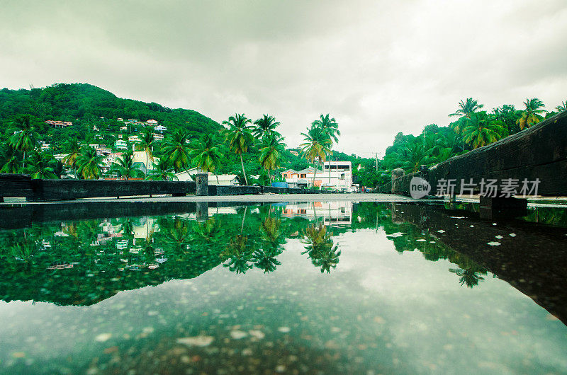 古色古香的热带村落倒影在水中