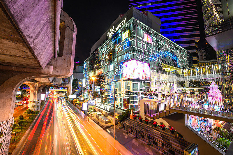 暹罗发现购物中心现代建筑与汽车灯光步道在拉玛I路(曼谷，泰国)
