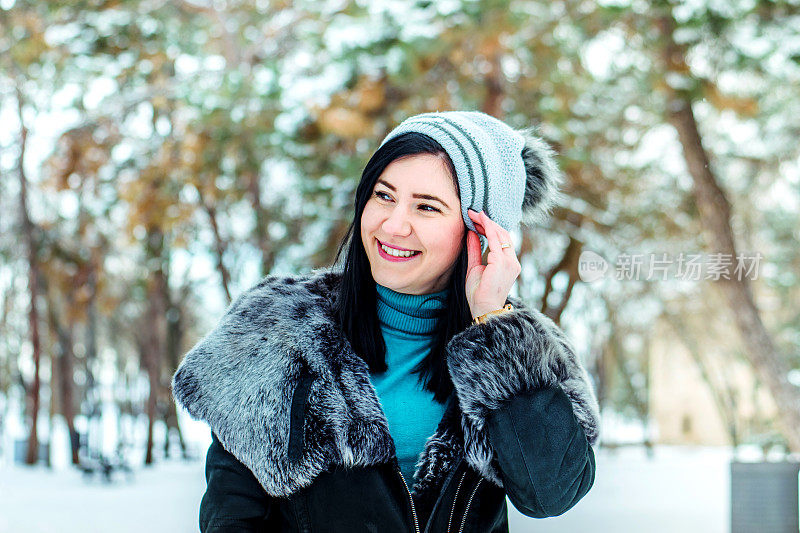 美丽的年轻女子享受在雪库存照片