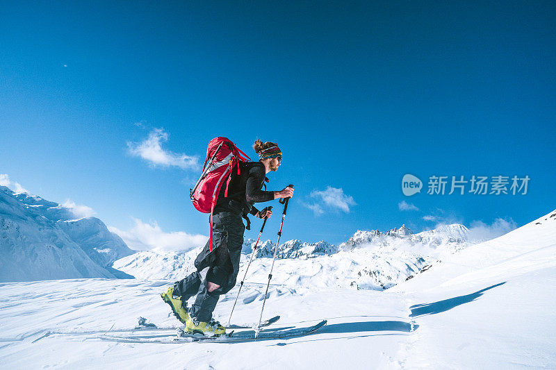 滑雪登山运动员攀登积雪的山脊线