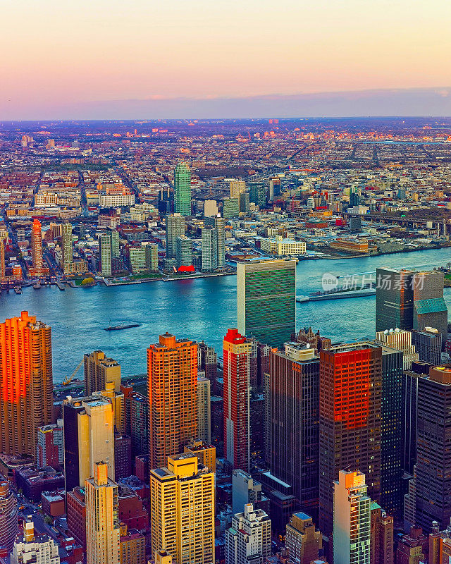 曼哈顿中城和长岛反射鸟瞰图