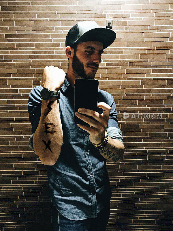 男子展示自己的纹身