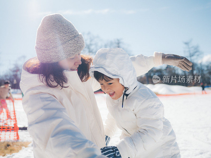 游客和孩子在外面的雪地里玩耍