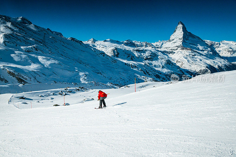 年轻的滑雪者在瑞士泽马特滑雪场滑雪